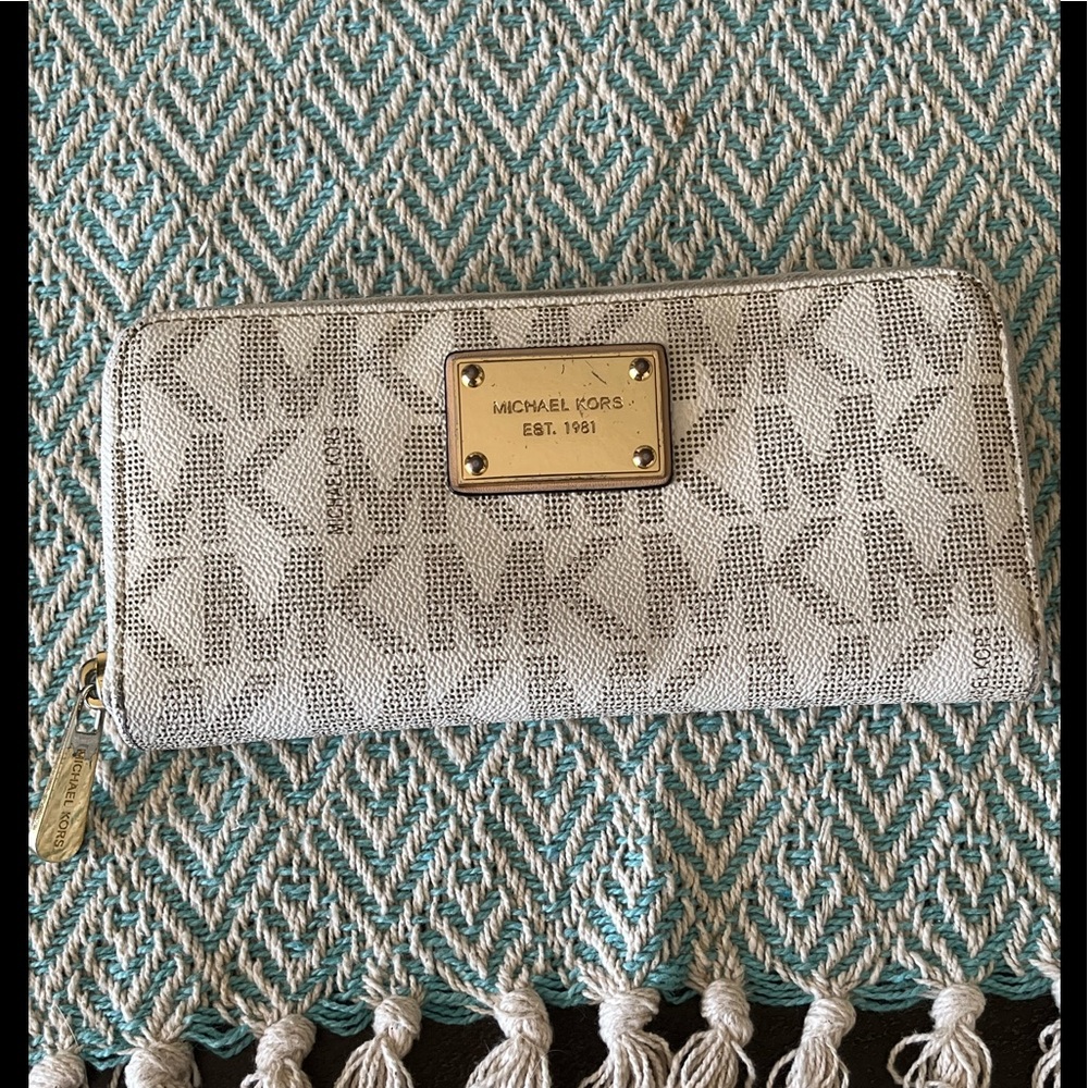 Michael Kors Signature Tote & Wallet Set(White) w/Gold Hardware - Picture 11 of 11